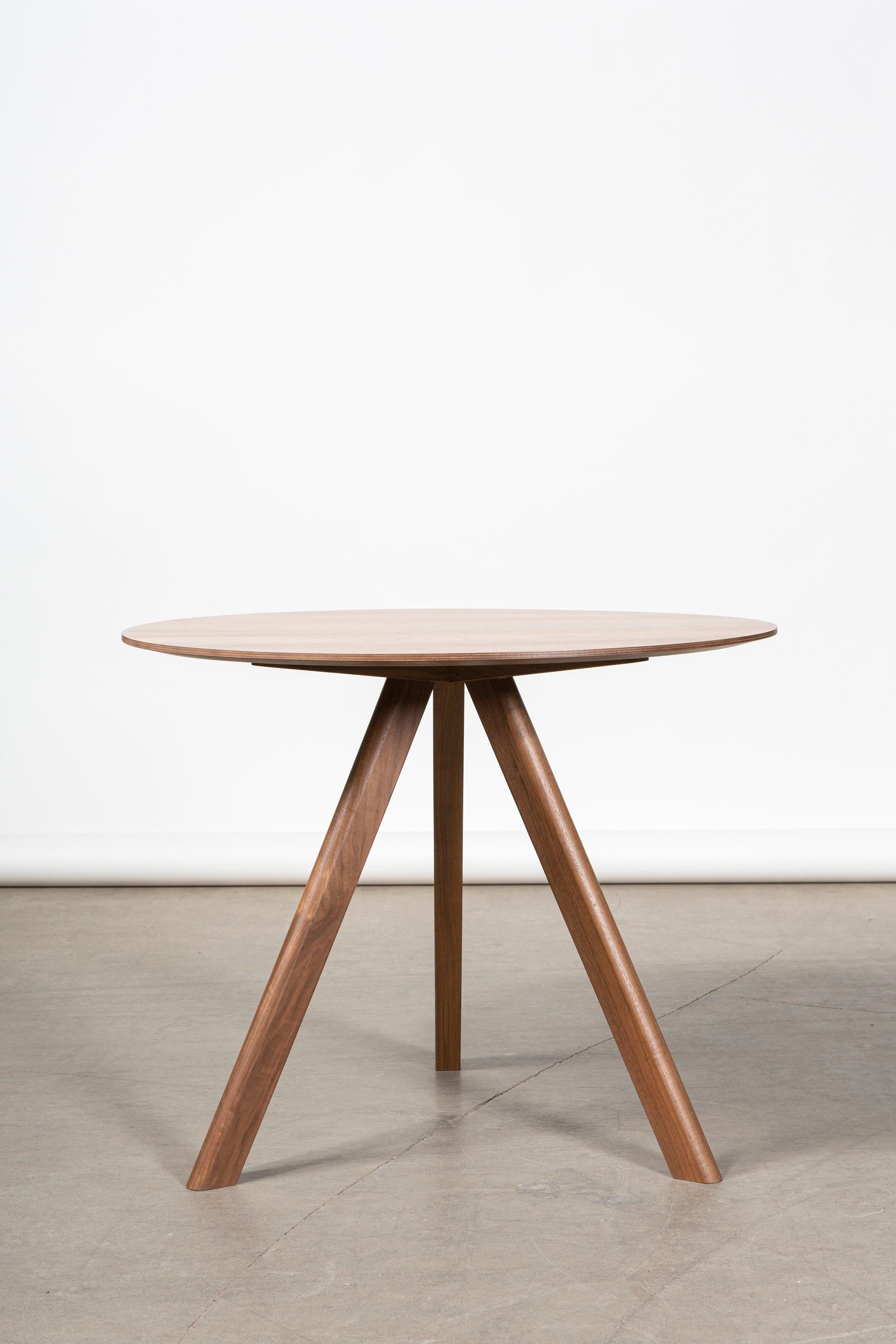 HAY CPH20 round table, 120 cm, lacquered walnut