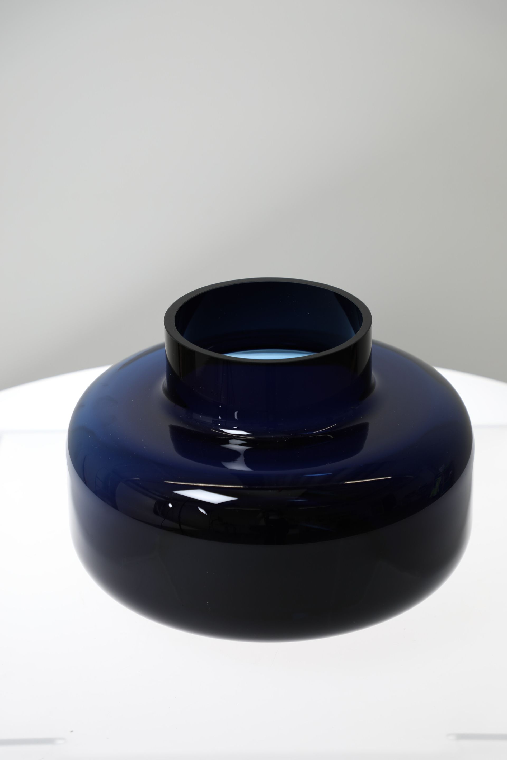 Urna vase, midnight blue | Franckly