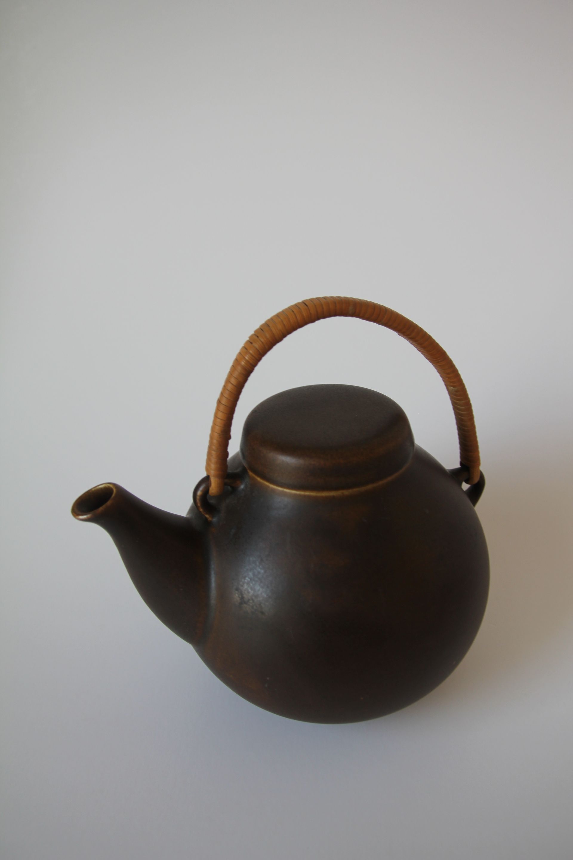 GA teapot, rattan handle, brown Franckly
