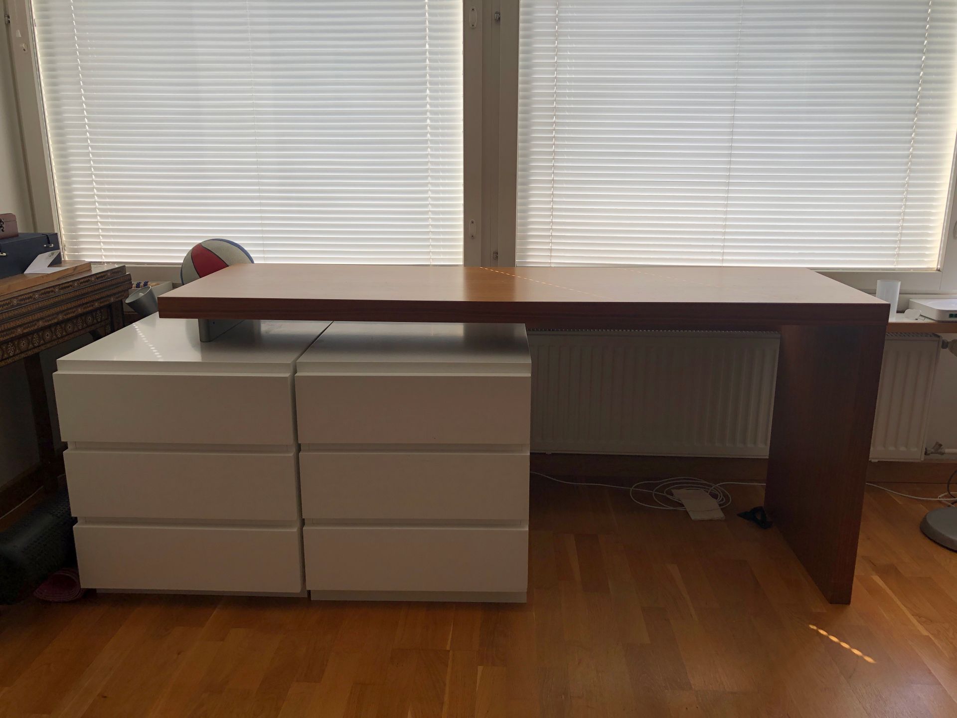 Työpöytä, L-taso ja 2x Kolmonen laatikosto | Franckly