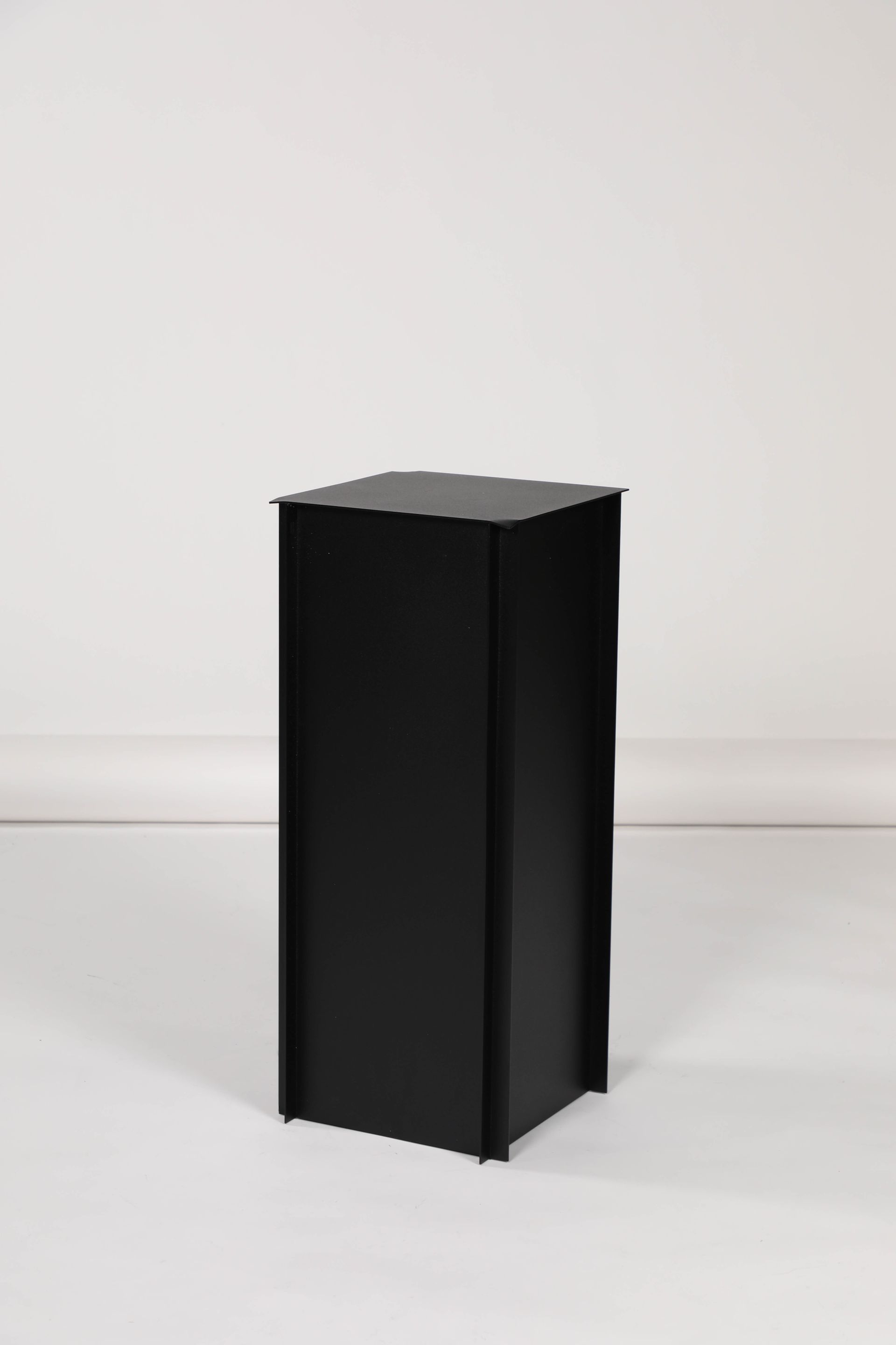 Pedestal 65 side table, black | Franckly