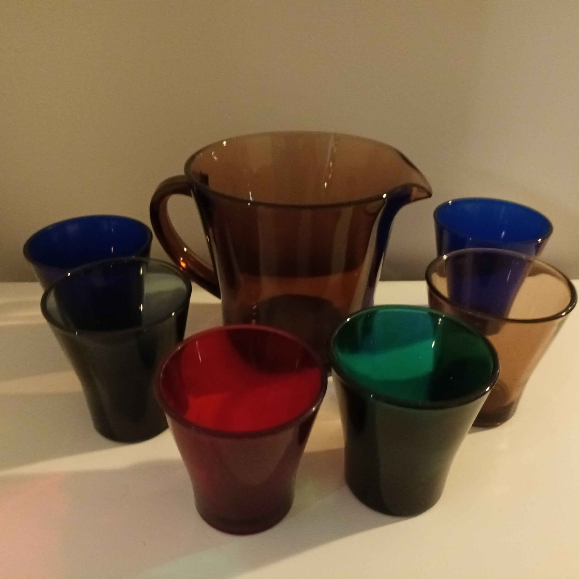 Color Pitcher Pitcher + drinking glasses 6 pcs in different colors | Franckly