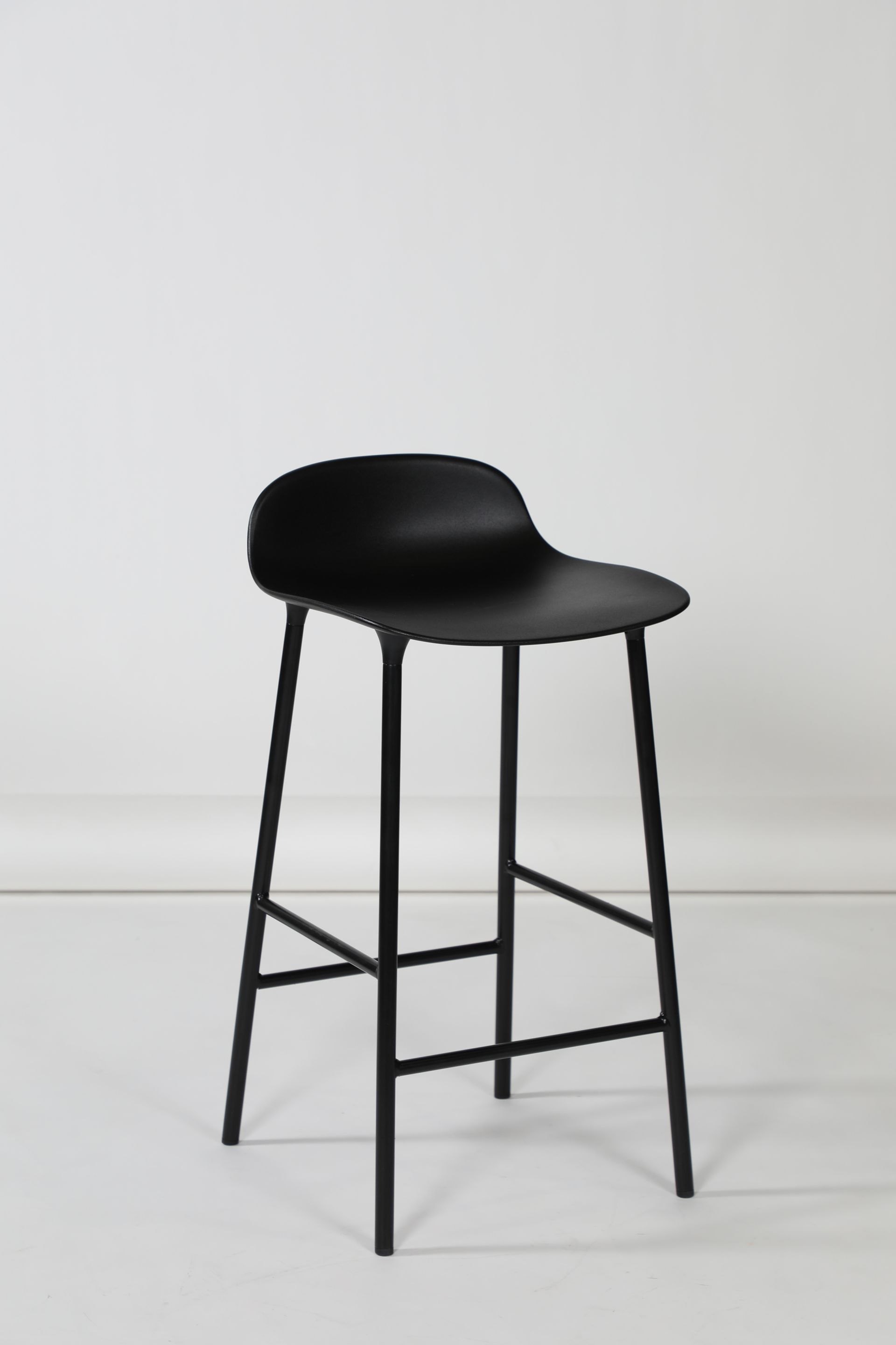 Form bar stool, 65 cm, black steel - black | Franckly