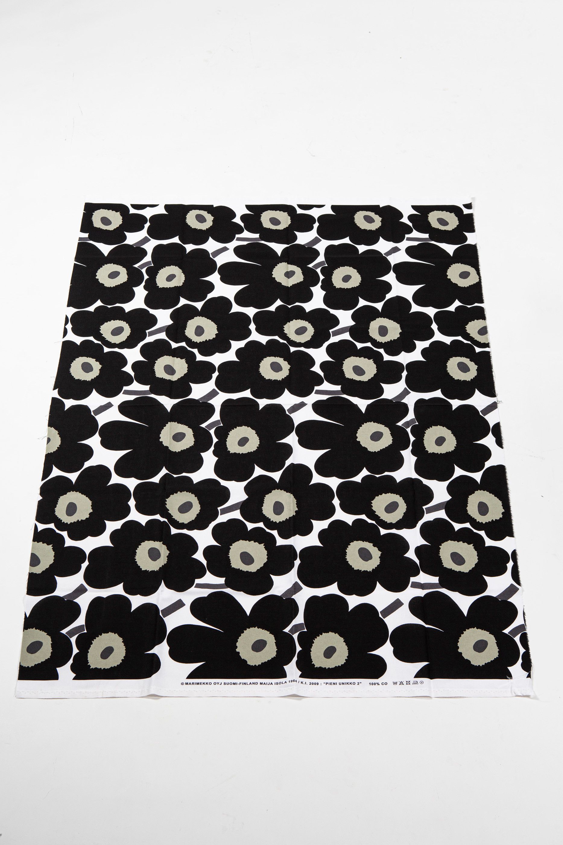 Pieni Unikko fabric, white - black | Franckly
