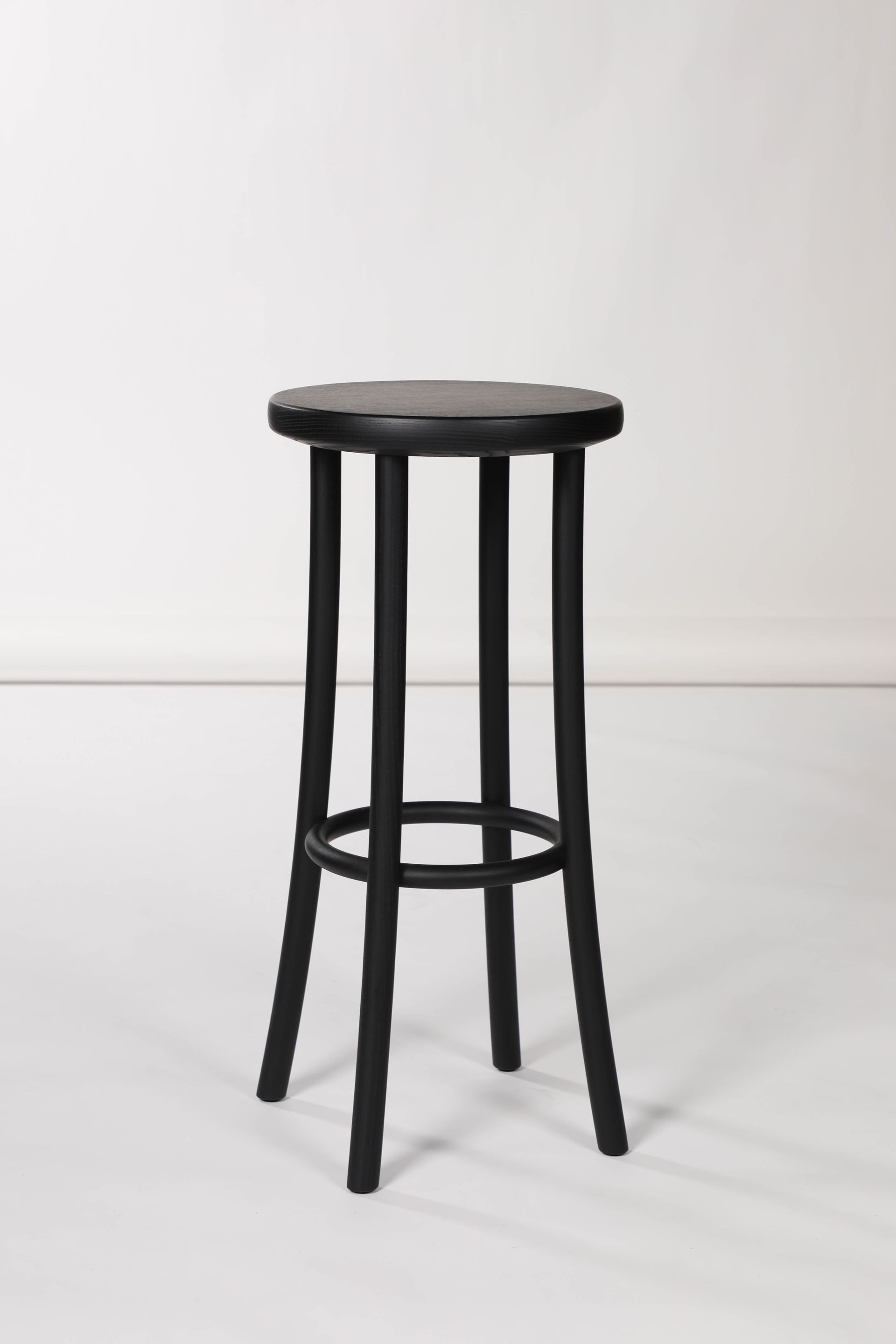 MC18 Zampa bar stool, black, 77 cm | Franckly